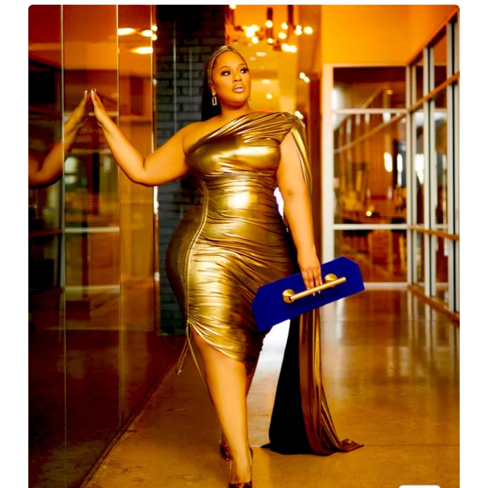 Ella Lisque Trophy wife available for sell worn once
